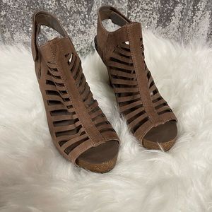 Vince Camuto Heel taupe color 9.5